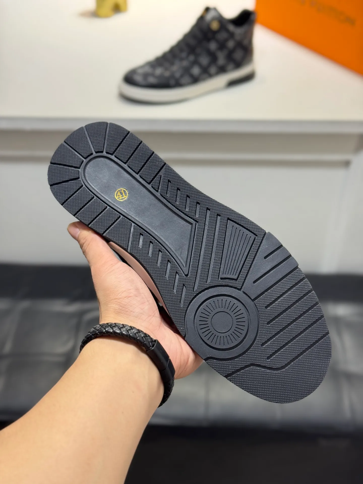 Men's shoes 💰420 [New style] 🐛🐛Top original order - Louis Vuitton®️ Trendy and fashionable yet low-key men's casual shoes, uppers made of LV denim spliced ​​with cowhide, comfortable and breathable, sheepskin lining, original rubber outsole, two colors available ~ a must-have for stylish men. Size: 38-44 (45 customized